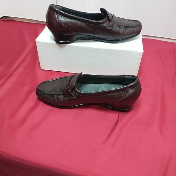SAS Woman's SZ 7.5 WW Burgundy Leather Loafer Moccasin Tripad Comfort . - Picture 2 of 9